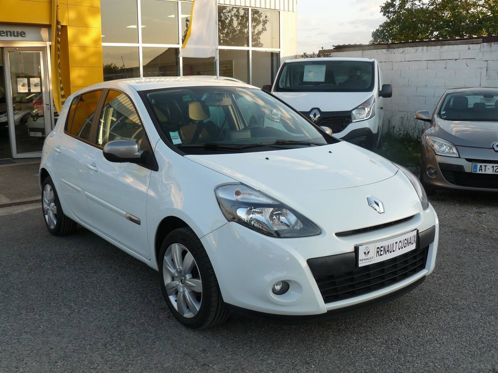 Achat d'une Renault Clio 3 blanche 5 portes d'occasion sur Toulouse -  Réparation automobile à Cugnaux - Renault & Dacia Cugnaux Automobiles