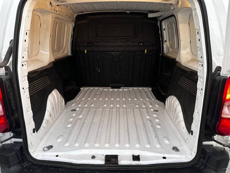 CITROËN BERLINGO VAN FOURGON 3 places Puretech 110 Essence Garantie 12 Mois. A 5 minutes de Toulouse.