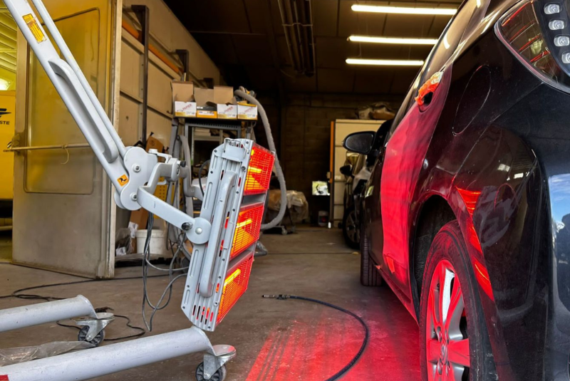 Peinture d'une porte dans l'atelier de carrosserie Renault Cugnaux